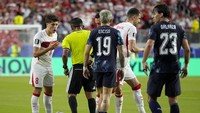 Momen Pemain Paraguay 'Colong' Jam Tangan Wasit di Lapangan