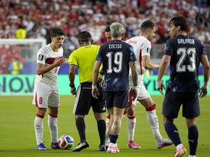 Momen Pemain Paraguay Colong Jam Tangan Wasit di Lapangan
