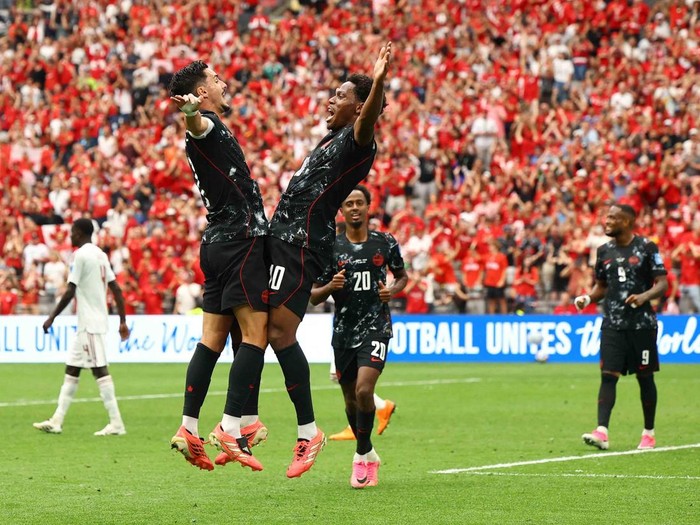 Persaingan memperebutkan gelar top skor Piala Dunia 2026 semakin memanas setelah striker Jerman, Deniz Undav, sukses menyamai catatan gol Lionel Messi dan Jonathan David. Penyerang berusia 29 tahun itu tampil sebagai pahlawan kemenangan Jerman saat menaklukkan Pantai Gading 2-1 dalam laga Grup E di BMO Field, Toronto, Minggu (21/6/2026) dini hari WIB. REUTERS