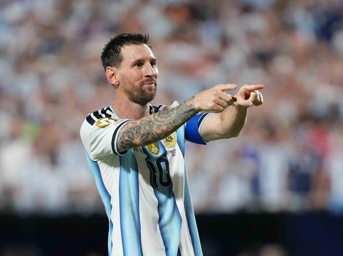 Persaingan memperebutkan gelar top skor Piala Dunia 2026 semakin memanas setelah striker Jerman, Deniz Undav, sukses menyamai catatan gol Lionel Messi dan Jonathan David. Penyerang berusia 29 tahun itu tampil sebagai pahlawan kemenangan Jerman saat menaklukkan Pantai Gading 2-1 dalam laga Grup E di BMO Field, Toronto, Minggu (21/6/2026) dini hari WIB. REUTERS