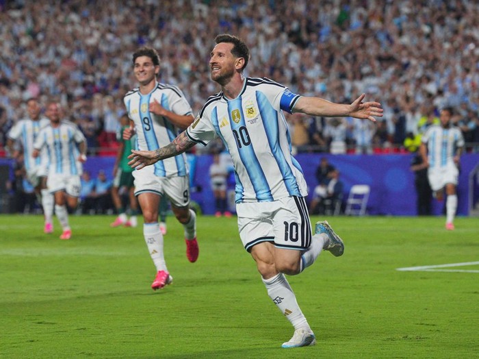 Persaingan memperebutkan gelar top skor Piala Dunia 2026 semakin memanas setelah striker Jerman, Deniz Undav, sukses menyamai catatan gol Lionel Messi dan Jonathan David. Penyerang berusia 29 tahun itu tampil sebagai pahlawan kemenangan Jerman saat menaklukkan Pantai Gading 2-1 dalam laga Grup E di BMO Field, Toronto, Minggu (21/6/2026) dini hari WIB. REUTERS
