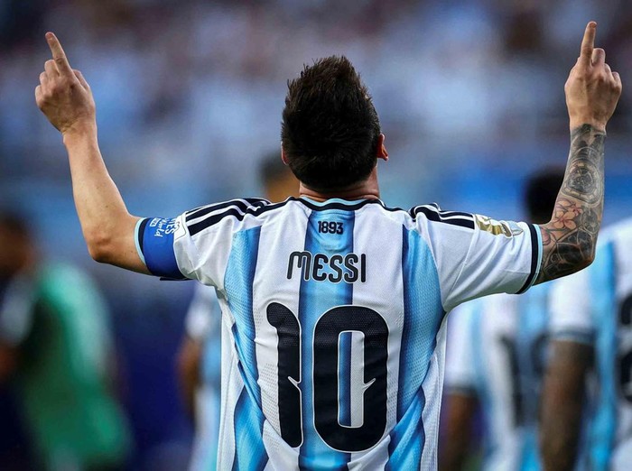 Persaingan memperebutkan gelar top skor Piala Dunia 2026 semakin memanas setelah striker Jerman, Deniz Undav, sukses menyamai catatan gol Lionel Messi dan Jonathan David. Penyerang berusia 29 tahun itu tampil sebagai pahlawan kemenangan Jerman saat menaklukkan Pantai Gading 2-1 dalam laga Grup E di BMO Field, Toronto, Minggu (21/6/2026) dini hari WIB. REUTERS