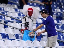 Usai Jepang Bantai Tunisia 4-0, Suporter Kompak Pungut Sampah di Stadion