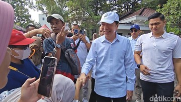 Warga Beri Ucapan Ultah ke Jokowi di Solo, Tukang Becak Pulang Dapat Sembako