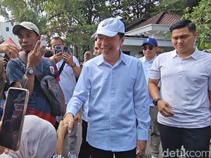 Warga Beri Ucapan Ultah ke Jokowi di Solo, Tukang Becak Pulang Dapat Sembako