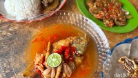 Pecak Nila Warisan Keluarga Mpok Madam Laris Manis, Sehari Terjual 200 Ekor!