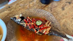 Sedep Banget! Makan Pecak Nila di Warung Betawi Pinggir Kali