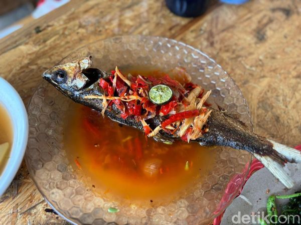 Sedep Banget! Makan Pecak Nila di Warung Betawi Pinggir Kali