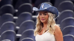 Gaya Istri Jordan Pickford Nonton Piala Dunia Setelah Kopernya Hilang di AS