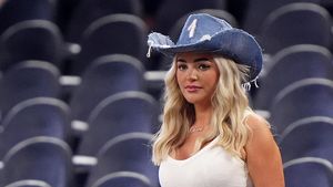 Gaya Istri Jordan Pickford Nonton Piala Dunia Setelah Kopernya Hilang di AS
