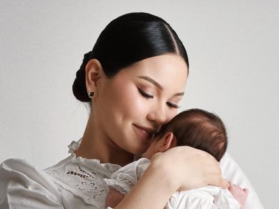 Potret Alyssa Daguise Momong Baby Soleil, Pancarkan Aura Keibuan