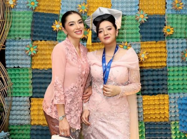 Gaya Angel Karamoy Berkebaya Pink di Wisuda Anak, Anggun Dengan Sanggul Sleek