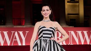 9 Cara Anne Hathaway Sembunyikan Kehamilan di Red Carpet dengan Busana