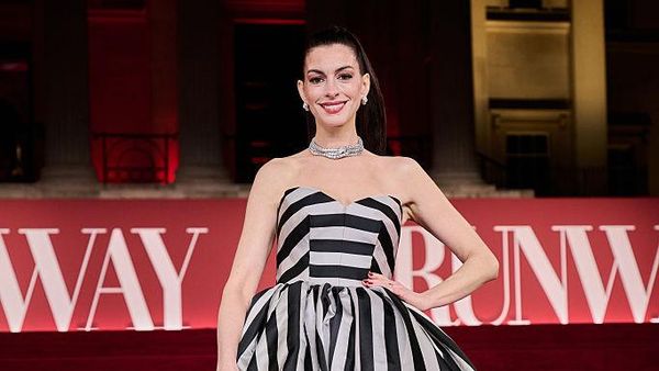9 Cara Anne Hathaway Sembunyikan Kehamilan di Red Carpet dengan Busana
