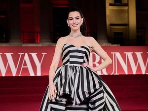 9 Cara Anne Hathaway Sembunyikan Kehamilan di Red Carpet dengan Busana