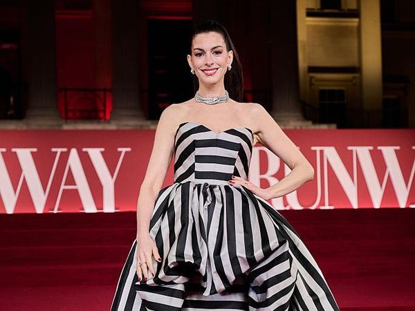 9 Cara Anne Hathaway Sembunyikan Kehamilan di Red Carpet dengan Busana