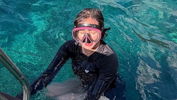 Momen Aura Kasih Freedive: Cari Lumba-lumba hingga Dikerumuni Ikan