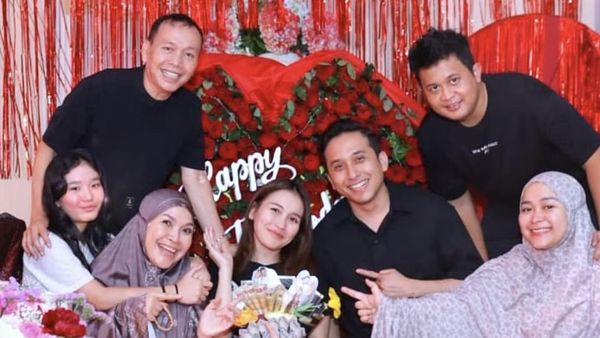 Potret Perayaan Ultah Ayu Ting Ting ke-34, Tampil Serasi Dengan Kevin Gusnadi