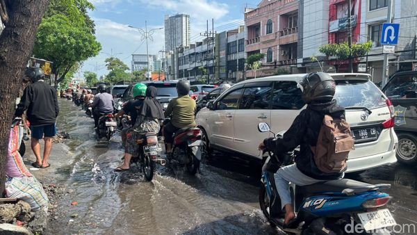 Pemandangan Macet di Surabaya Pagi Ini Imbas Banjir