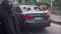 Identitas BMW Listrik yang Diamuk Massa usai Tabrak Pemotor
