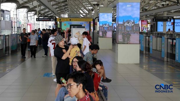Calon penumpang saat menaiki ke menaiki kereta MRT (Moda Raya Terpadu) di Stasiun MRT Blok M Jakarta, Senin (22/6/2026). (CNBC Indonesia/Muhammad Sabki)