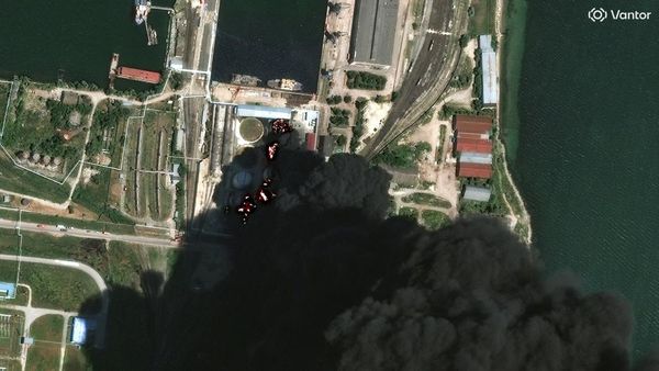 Citra Satelit Ungkap Kerusakan Depot Minyak Kerch Ukraina