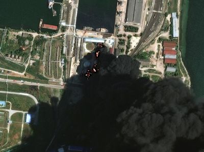 Citra Satelit Ungkap Kerusakan Depot Minyak Kerch Ukraina