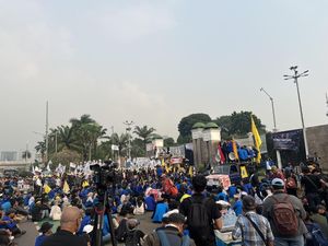 Mahasiswa Demo di Depan DPR Sore Ini