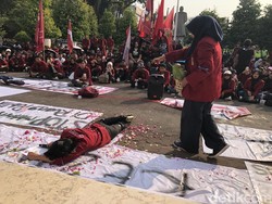 Mahasiswa Gelar Aksi Teatrikal-Tabur Bunga di Depan DPRD DIY