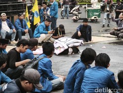 PMII Jateng Demo di Gubernuran, Bakar Ban-Disemprot Water Cannon