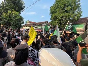Demo Stop MBG-KDMP di Mojokerto, Mahasiswa Saling Dorong dengan Polisi