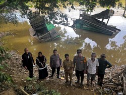 2 Kapal Ponton PETI di Ketapang Ditenggelamkan, Penambang Ilegal Kabur Duluan