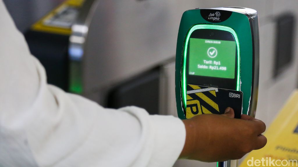 Sejumlah penumpang memadati layanan MRT Jakarta saat penerapan tarif khusus Rp1, Senin (22/6/2026).