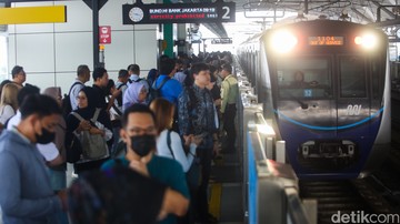 Antusias Warga Hari Ini Naik Transjakarta, MRT-LRT Cuma Rp1