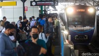 Antusias Warga Hari Ini Naik Transjakarta, MRT-LRT Cuma Rp1