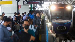 Antusias Warga Hari Ini Naik Transjakarta, MRT-LRT Cuma Rp1