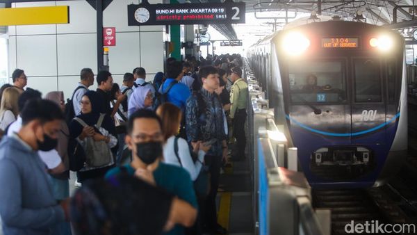 Antusias Warga Hari Ini Naik Transjakarta, MRT-LRT Cuma Rp1