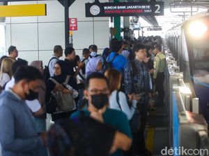 Antusias Warga Hari Ini Naik Transjakarta, MRT-LRT Cuma Rp1