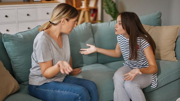 ilustrasi orang tua dan anak Mother and daughter are having a disagreement, sitting on the sofa and gesturing with their hands