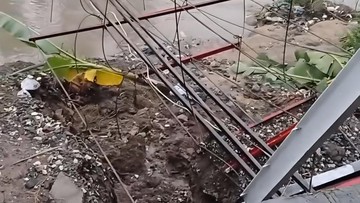 Belum Selesai Dibangun, Jembatan Gantung di Gunung Putri Bogor Longsor
