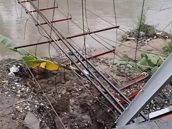 Belum Selesai Dibangun, Jembatan Gantung di Gunung Putri Bogor Longsor