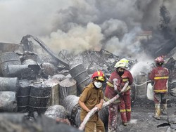 11 Jam Kebakaran Pabrik Sandal di Tangerang Belum Padam, Ini Kendalanya