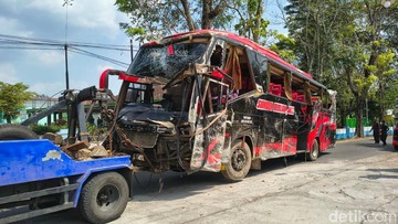 Gegara Rem Blong, Bus Rombongan Pendaki Gunung Lawu Tabrak Resto