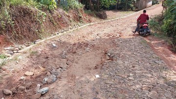 Ini Kondisi Jalan Rusak yang Bikin Warga Pandeglang Teken Petisi Pakai Darah