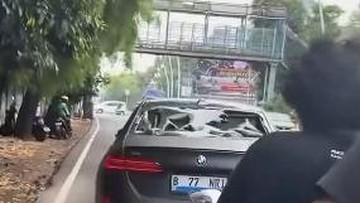 Detik-detik BMW Listrik Tabrak Pemotor hingga Diamuk Massa di Jakbar