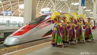 Nuansa Betawi Meriahkan Perjalanan Whoosh