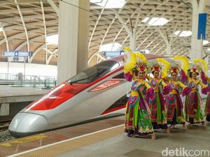 Nuansa Betawi Meriahkan Perjalanan Whoosh