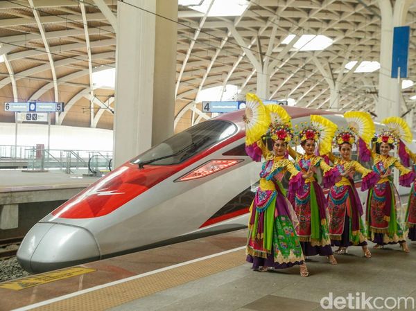 Nuansa Betawi Meriahkan Perjalanan Whoosh