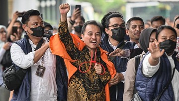 Roy Suryo-Tifa Resmi Diserahkan ke Jaksa