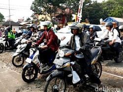 Viral Mobil Terjebak di Perlintasan KA Laswi, KAI Jelaskan Penyebabnya